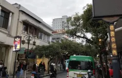 Suasana Braga yang selalu ramai, tapi parkir pinggir jalan masih jadi pemandangan sehari-hari. (Foto: Muhammad Naufal)