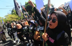 Warga yang tergabung dalam Forum Dago Melawan melakukan aksi di depan Polrestabes Bandung, Jalan Jawa, Kota Bandung, Senin 14 Agustus 2023. (Sumber: ayobandung.id | Foto: Irfan Al Faritsi)