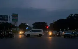 Jalan Soekarno Hatta ramai malam hari, motor, dan mobil bergerak di tengah padatnya arus, (01/12/2025). (Sumber: Fayyaza Jasmine | Foto: Fayyaza Jasmine)