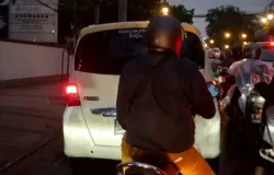 Pengendara sepeda motor yang mengalami kemacetan di jalan Asia Afrika, Kota Bandung. (20/12/2025). (Foto: Randa)