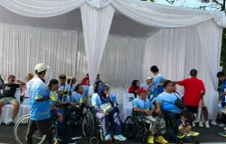 Komunitas atlet disabilitas yang tergabung dalam National Paralympic Committee Indonesia (NPCI) di acara Bandung Communication Run, Minggu, 28 Desember 2025. (Sumber: ayobandung.id | Foto: Ilham Maulana)