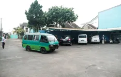 Angkot konvensional masih beroperasi di tengah semerawutnya jalanan di Bandung. (Sumber: Pribadi | Foto: Claudia Ardhyani K.)