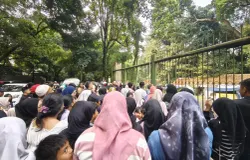Ketika warga hendak berkunjung ke  Kebun Binatang Bandung terhadang gerbang yang ditutup. Beberapa waktu lalu (Foto: Masgal)