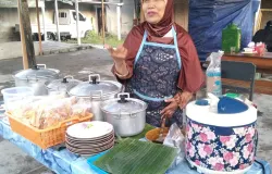 Si mbok ramah  yang bernama Tarsiyem itu seorang pedagang Bubur Kerecek, makanan tradisional khas Yogyakarta. (Sumber: Dokumentasi Penulis)