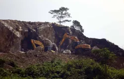 Penambangan batu menggunakan alat berat di kawasan Gunung Pabeasan yang termasuk ke dalam Karst Citatah, Padalarang, Kabupaten Bandung Barat. (Sumber: Ayobandung | Foto: Irfan Al Faritsi)