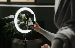 Di media sosial, kita memang punya kontrol lebih terhadap citra diri, termasuk untuk kecantikan wajah. (Sumber: Pexels/cottonbro studio)