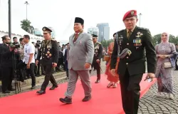 Kapolri (kiri) dan Presiden Prabowo dalam HUT Bhayangkara ke-79, kemarin (Sumber: Setneg | Foto: Setneg)