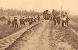 Ilustrasi kereta api yang dibajak era kolonial. (Sumber: Gedenkboek der Staatsspoor en Tramwegen in Nederlandsch-Indie 1875 - 1925)