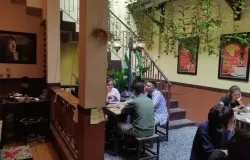 Suasana Kopi Purnama yang jadi tempat ngopi legendaris di Bandung. (Sumber: Ayobandung | Foto: Bob Yanuar)