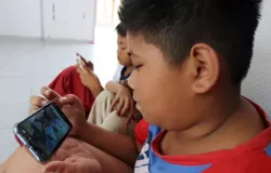 Ilustrasi anak kecanduan gawai. Banyak orang tua khawatir karena tidak tahu penyebab kecanduan game online pada anak, remaja, bahkan orang dewasa (Sumber: Ayobandung.com | Foto: Irfan Al-Faritsi)