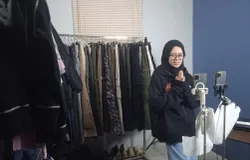 Staf NVSR sedang melakukan Live Streaming produk di platform digital. (Foto: Rizma Riyandi)