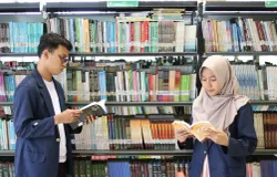 Mahasiswa sedang asyik membaca di Perpustakaan UIN Bandung (Sumber: www.uinsgd.ac.id | Foto: Humas)