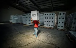 Pekerja mengangkat bilik suara untuk Pemilihan Kepala Daerah (Pilkada) di Gudang Komisi Pemilihan Umum (KPU), Jalan Katapang, Kota Bandung. (Sumber: Ayobandung.id | Foto: Kavin Faza)