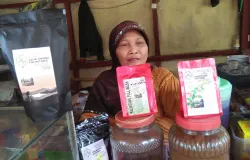 Enih sedang menjajakan kopi palintang di kaki Gunung Manglayang. (Sumber: Ay | Foto: Mildan Abdalloh)