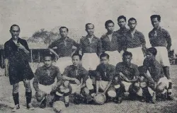 Pemain Persib Bandung berfoto bersama wasit Sarim sebelum bertanding melawan Yugoslavia. (Sumber: Olahraga | Foto: ENIM)