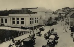 Suasana di sekitar Sociëteit Concordia (Gedung Merdeka) tahun 1935. (Sumber: KITLV)