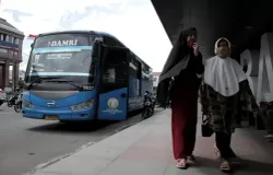 Bus Damri di Kota Bandung. (Sumber: Ayobandung.id | Foto: Kavin Faza)