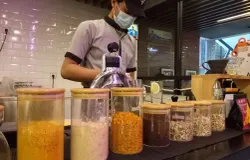 Acaraki Jamu tak sekadar menjual minuman herbal, tetapi menyuguhkan pengalaman gaya hidup yang berakar pada warisan budaya. (Sumber: Ayobandung.id | Foto: Eneng Reni Nuraisyah Jamil)