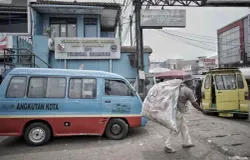 Angkot sedang menunggu penumpang. (Sumber: ayobandung.com | Foto: Kavin Faza)