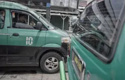 Angkot di Kota Bandung. (Sumber: Ayobandung.id | Foto: Kavin Faza)