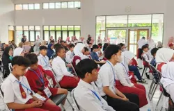 Sejumlah siswa baru mengikuti kegiatan Masa Pengenalan Lingkungan Sekolah (MPLS) di Kota Bandung. (Sumber: Ayobandung.id | Foto: Gilang Fathu Romadhan)