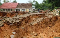 SDN 1 Babakan Talang di Kampung Cigombong, Desa Cibedug, Kecamatan Rongga, Kabupaten Bandung Barat hancur akibat bencana pergerakan tanah , Senin 4 Maret 2024. (Sumber: ayobandung.id | Foto: Irfan Al-Faritsi)