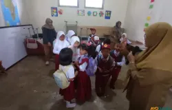 Siswa SDN I Babakan Talang mengawali tahun ajaran baru di bangunan darurat. (Sumber: ayobandung.id | Foto: Restu Nugraha)