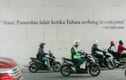 Bahasa tidak hanya sekadar alat untuk berinteraksi dan berkomunikasi, tetapi dapat memengaruhi juga perubahan sosial. (Sumber: Unsplash/Fahmi Ramadhan)