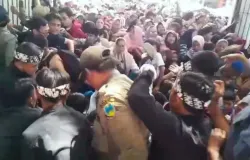 Suasana kericuhan saat pesta rakyat pernikahan anak Dedi Mulyadi di Pendopo Garut.