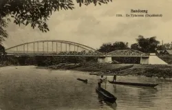 Potret Sungai Citarum di kawasan Dayeuhkolot sekitar tahun 1900-an. (Sumber: Leiden University Libraries Digital Collections)