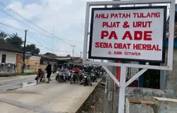 Plang bengkel patah tulang yang menjadi tanda masuk ke kawasan sentra bengkel patah tulang di Citapen. (Sumber: Ayobandung | Foto: Restu Nugraha)