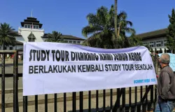 Spanduk dari Massa Solidaritas Para Pekerja Pariwisata Jawa Barat dipasang di pagar Gedung Sate, Senin 21 Juli 2025. (Sumber: ayobandung.id | Foto: Irfan Al- Faritsi)