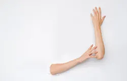 Kosakata arkais itu mulai berdebu, tak lagi sering diganggu. (Sumber: Pexels/Anna Shvets)