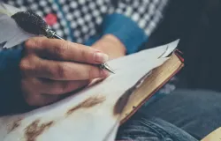 Menulis kosakata arkais pada kertas buku. (Sumber: Pexels/Vika Glitter)