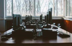 Sekarang muncul 'peluang bisnis' haram lewat jurnal predator yang ibarat calo di dunia ilmiah. Bayar, dan artikelmu pasti tayang. (Sumber: Pexels/Polina Zimmerman)