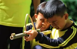 Sejumlah siswa SD Cirendeu saat bermain permainan tradisional, seperti egrang, bakiak batok, bedil jepret dan perepet jengkol. (Sumber: ayobandung.com | Foto: Irfan Al-Faritsi)