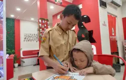 Aa Akil dan Kakang tengah asyik mewarnai di salah satu gerai es krim di Cipadung, Selasa 22 Juli 2025 (Sumber: Istimewa | Foto: IBN GHIFARIE)