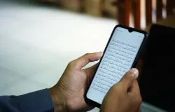 Ruang digital bukan sekadar saluran, melainkan juga altar baru tempat orang mencari makna. (Sumber: Pexels/MATAQ Darul Ulum)
