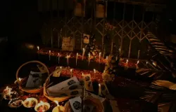 Karangan bunga dan lilin dari komunitas underground Bandung untuk memperingati tragedi Sabtu Kelabu tragedi AACC. (Sumber: YouTube Beside)