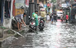 Salah satu dampak dari penurunan permukaan tanah adalah banjir seperti banjir cileuncang di Jalan Citarip Barat, Kecamatan Bojongloa Kaler, Kota Bandung, Rabu 28 Februari 2024. (Sumber: ayobandung.id | Foto: Irfan Al- Faritsi)
