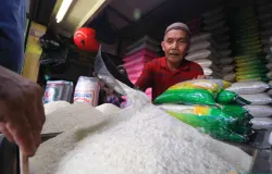 Pedagang beras melayani pembeli di Pasar Sederhana, Kota Bandung. (Sumber: ayobandung.id | Foto: Irfan Al- Faritsi)