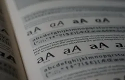 Panduan elegan menggunakan huruf miring secara tepat untuk penulis modern. (Sumber: Pexels/Brett Jordan)