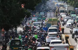 Kemacetan panjang di Jalan Cimindi, Kota Bandung pada Jumat, 10 Januari 2025. (Sumber: Ayobandung.id | Foto: Irfan Al-Faritsi)