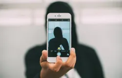 Ada faktor yang mengakibatkan semakin meningkatnya konten ekshibisionisme atau pornografi di media sosial. (Sumber: Pexels/Kaique Rocha)