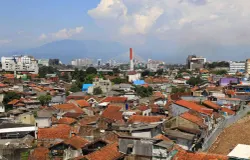 Hasil penelitian ITB dan BRIN menunjukkan permukaan tanah Kota Bandung rata-rata turun 8 cm per tahun, bahkan di beberapa titik bisa mencapai 23 cm. Namun angka ini tak berlaku secara linier. (Sumber: ayobandung.id | Foto: Irfan Al- Faritsi)