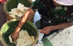 Penjual peuyeum Bandung yang sudah mulai langka. (Sumber: Ayobandung)