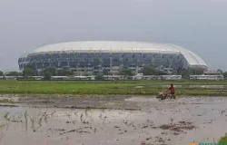Petani membajak sawah menggunakan traktor di Gedebage, Kota Bandung, Kamis 4 Januari 2024. (Sumber: ayobandung.id | Foto: Irfan Al- Faritsi)