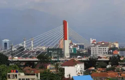 Permukaan tanah di sebagian kawasan di Kota Bandung   mengalami ambles karena pengambilan air tanah berlebihan dan beban bangunan yang berakumulasi. (Sumber: ayobandung.id | Foto: Irfan Al- Faritsi)