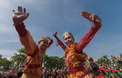 Tari Jaipongan asal Jawa Barat. (Sumber: Wikimedia)