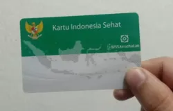 Kartu Indonesia Sehat (KIS) merupakan kartu peserta Jaminan Kesehatan Nasional (JKN) yang dikelola oleh BPJS Kesehatan. (Sumber: Ayobandung.id)